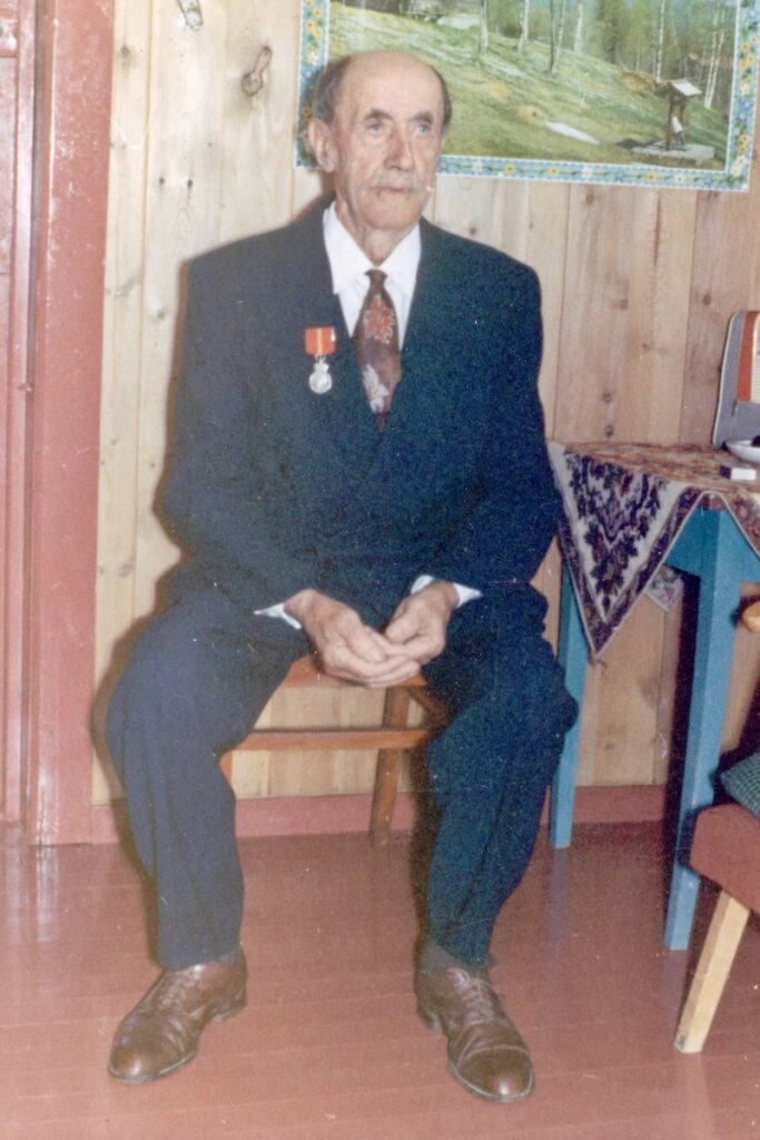 På 90-årsdagen med Kongens fortenestemedalje