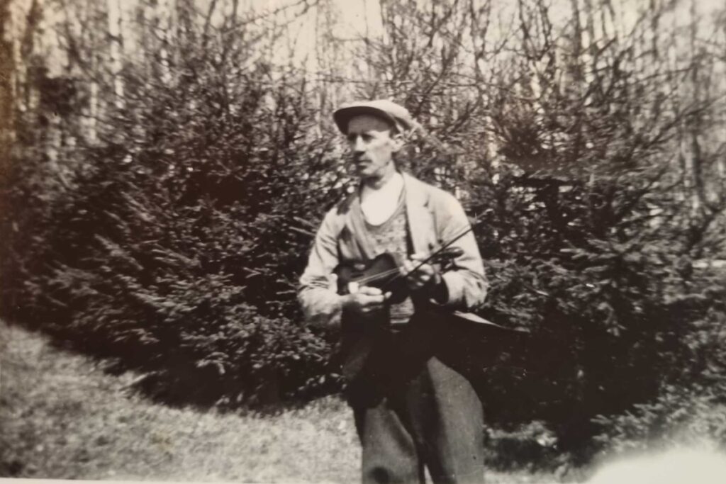 Torger med fela i skogen